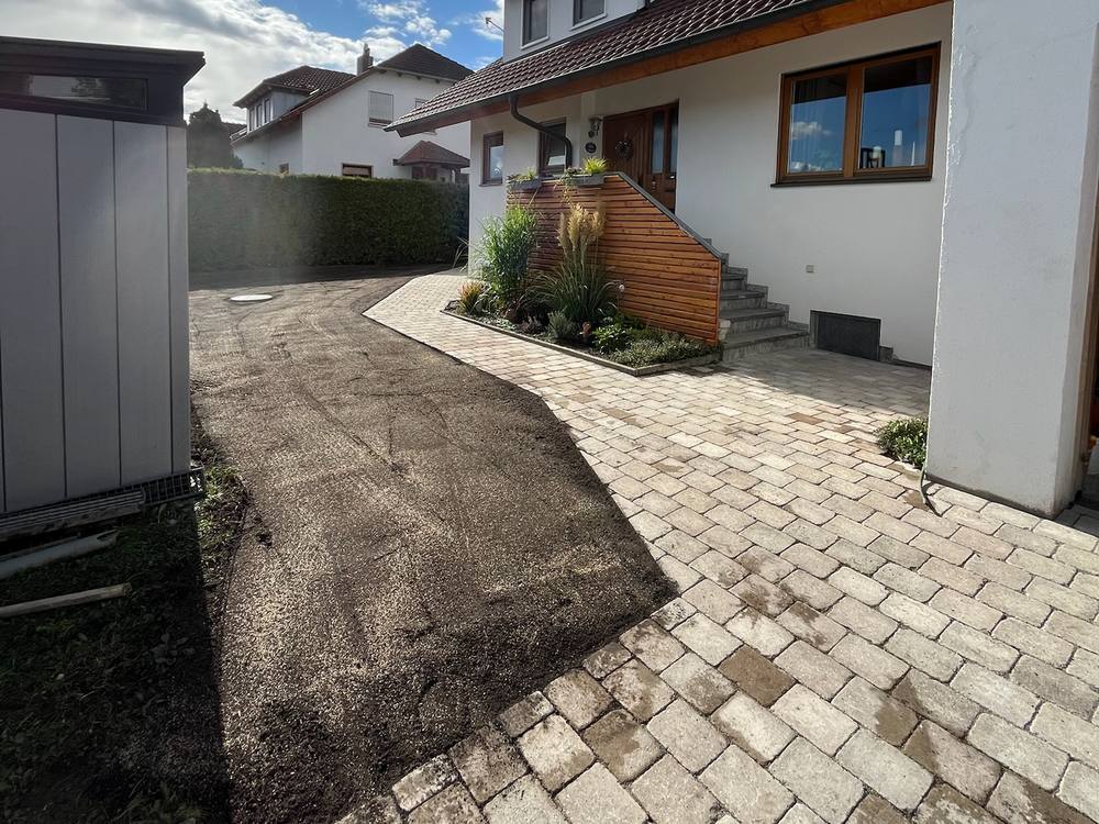 Neu gepflasterter Weg am Haus